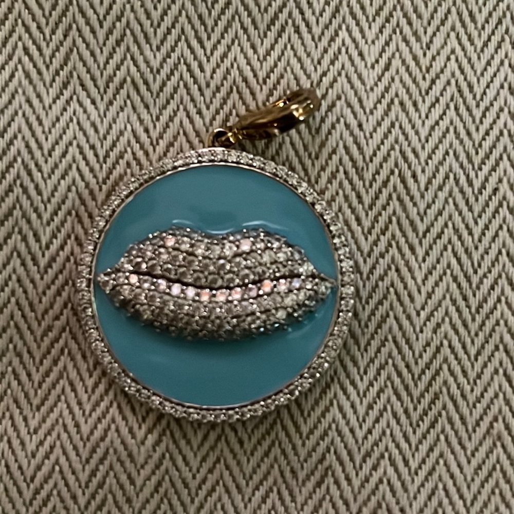 Kissing lip charm